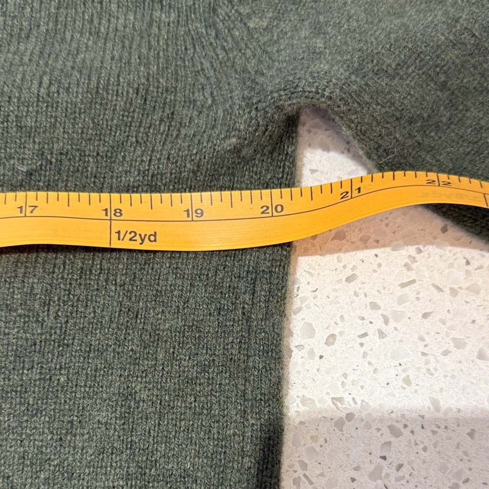 Everlane Dark Green V-Neck recycled cashmere Sweater size medium - Picture 4 of 6